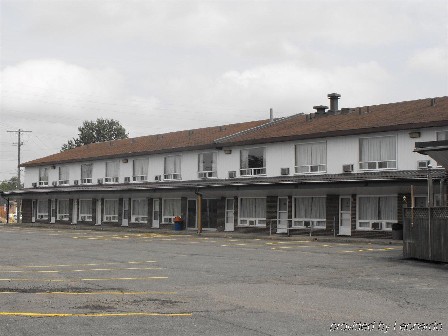 Super 8 By Wyndham Kirkland Lake Exterior photo